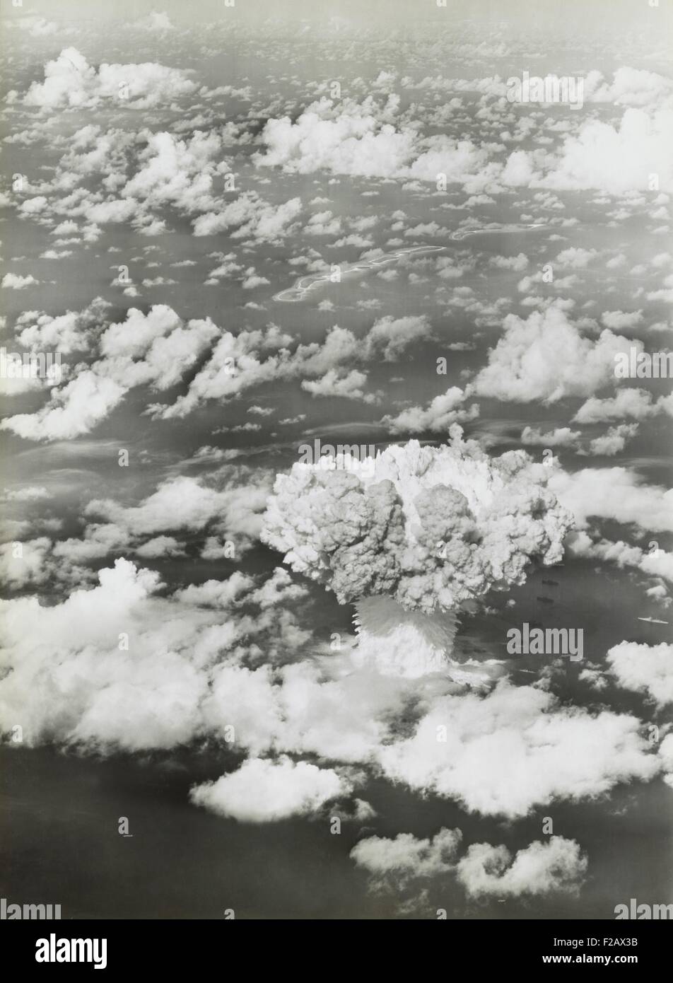 Le test de fonctionnement de BAKER Crossroads, 25 juillet 1946. L'aérolithe et champignon atomique et de la colonne d'eau sortir de la surface de l'océan. BAKER avait la force de 20 000 tonnes de TNT. (BSLOC 2015 2 6) Banque D'Images