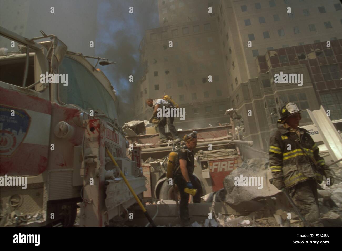 Les pompiers au milieu de débris à la suite de l'attaque terroriste du 11 septembre sur le World Trade Center. Dans l'arrière-plan sont des bâtiments endommagés par le World Financial Center, New York City, le 12 septembre 2001. (BSLOC 2015 2 43) Banque D'Images
