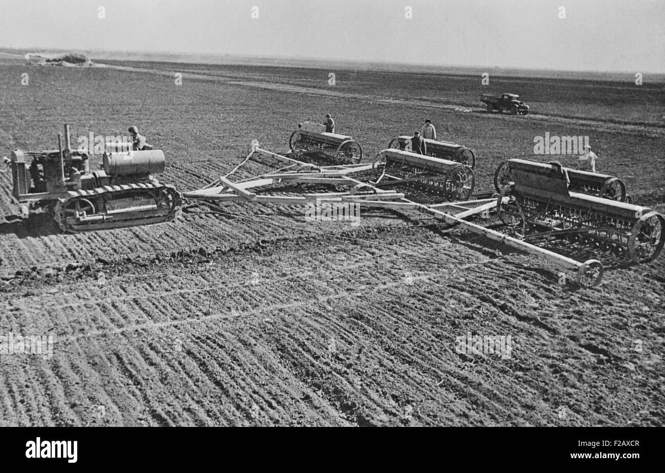 L'ensemencement sur une ferme collective communiste sur les steppes de l'Ukraine, URSS. Ca. (1935-40). (BSLOC 2015 2 256) Banque D'Images