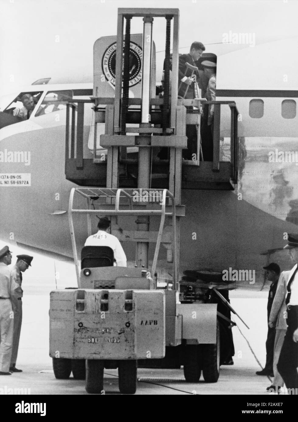 Le président John F. Kennedy à béquilles débarquant d'Air Force One par chariot élévateur. Kennedy s'est blessé au dos en plantant un arbre de cérémonie lors d'une visite d'État au Canada le 16 mai 1961. (BSLOC 2015 2 224) Banque D'Images