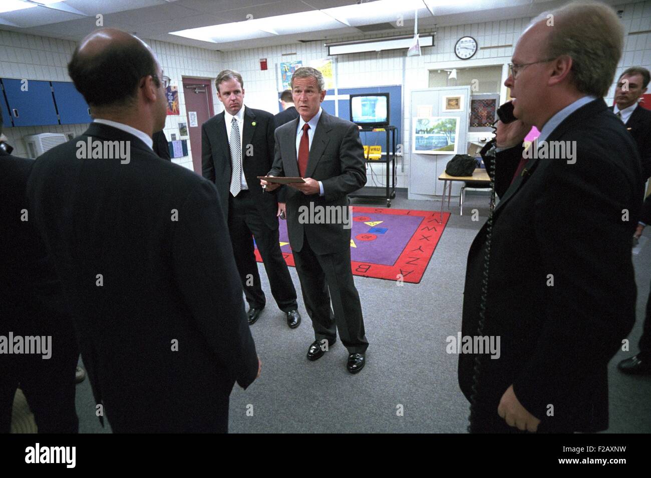 Le Président George Bush avec le personnel cadre après l'apprentissage des attaques terroristes du 11 septembre. Il est encore à l'école élémentaire Emma E. Booker à Sarasota, FL. Les cadres supérieurs comprennent, de gauche : Ari Fleischer, Secrétaire de presse ; Dan Bartlett, Administrateur assistant adjoint au président, et Karl Rove, conseiller principal. (BSLOC 2015 2 131) Banque D'Images Le Président George Bush avec le personnel cadre après l'apprentissage des attaques terroristes du 11 septembre. Il est encore à l'école élémentaire Emma E. Booker à Sarasota, FL. Les cadres supérieurs comprennent, de gauche : Ari Fleischer, Secrétaire de presse ; Dan Bartlett, Administrateur assistant adjoint au président, et Karl Rove, conseiller principal. (BSLOC 2015 2 131) Banque D'Images