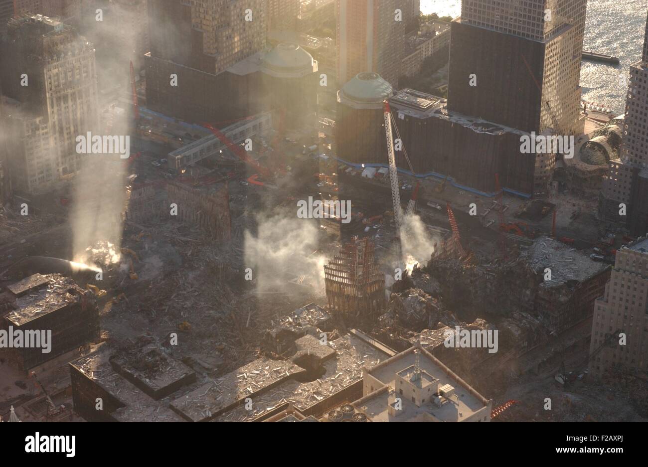 Vue aérienne de Ground Zero à partir du nord-est comme la fin d'après-midi illumine la fumée. 8 octobre 2001. World Trade Center, New York City, après des attaques terroristes du 11 septembre 2001. (BSLOC 2015 2 114) Banque D'Images