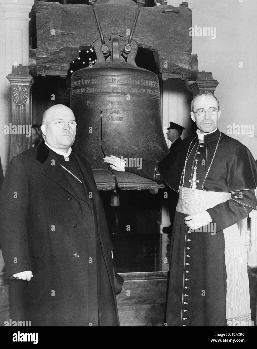 Le Cardinal Eugenio Pacelli (à droite), Secrétaire d'État à Philadelphie, 20 octobre 1936. L'avenir, le Pape Pie XII a visité la Liberty Bell et Independence Hall, avec son hôte américain, le Cardinal Dougherty. CSU (2015  9 997) Banque D'Images
