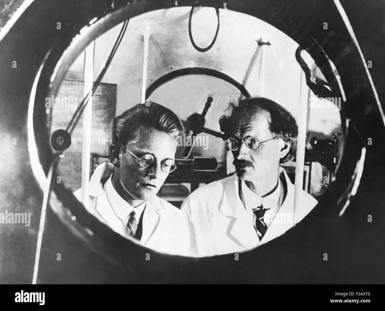 Auguste Piccard et son assistant Charles Kipfer préparer ascension à l'atmosphère. Le 20 septembre, 1930. Ils travaillaient sur le 'nacelle', une capsule aluminium sphérique sous pression pour être soulevé par un ballon stratosphérique. Photographie a été faite à travers l'oculus de la capsule. CSU (2015  9 982) Banque D'Images
