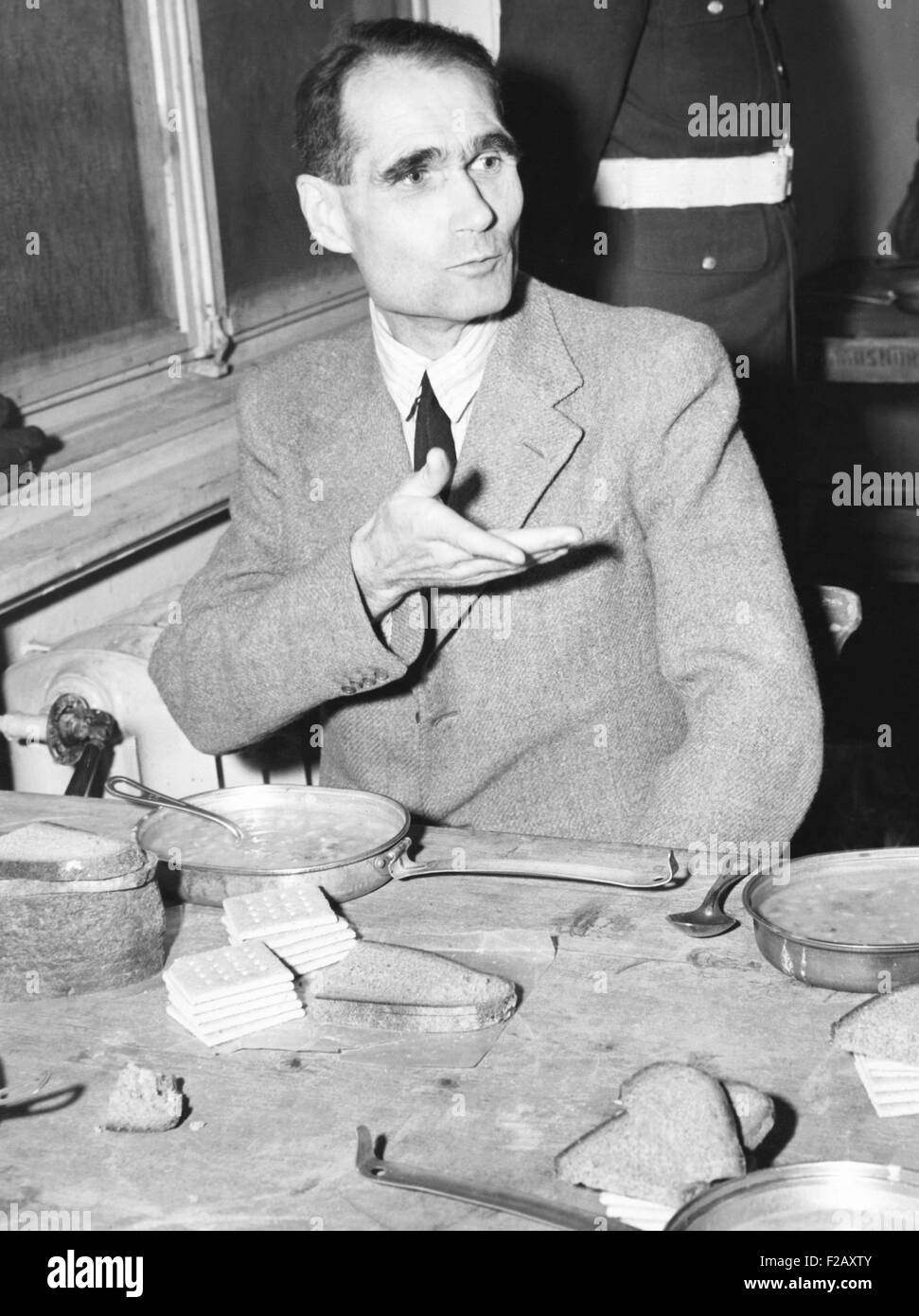 Rudolf Hess, Adolf Hitler a une fois adjoint, de prendre un repas à la prison de Nuremberg. Soupe, pain et craquelins étaient au menu pour le Nazi défendeurs. 7 décembre 1945 (CSU 2015 9 958) Banque D'Images