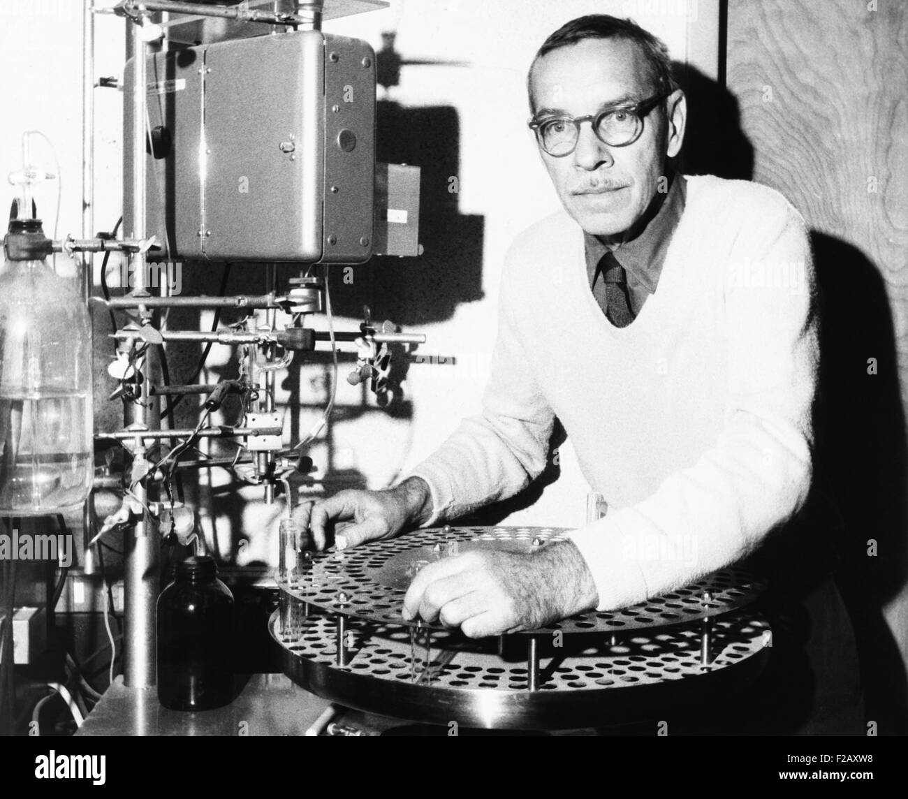 Le Dr Alfred D. Hershey, 60, a accordé 1969 Prix Nobel de médecine. 16 octobre, 1969. Le Dr Hershey et ses collègues a porté sur le plan moléculaire, le travail avec les bactériophages qu'ils ne pouvaient pas voir. CSU (2015  9 952) Banque D'Images