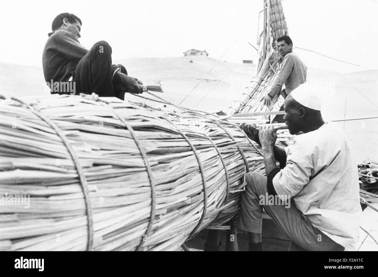 Les constructeurs de bateaux du lac Tchad à partir de roseaux de papyrus utilisé Lac Tana en Ethiopie, de construire 'Ra'. Mai 1966. Ils ont travaillé sur l'expédition de Thor Heyerdahl craft dans le désert égyptien près des pyramides de Gizeh. CSU (2015  9 938) Banque D'Images