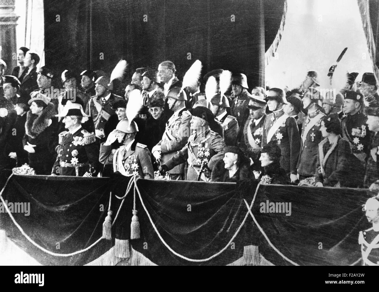 25 000 soldats italiens parade pour l'amiral Horthy. Le 3 décembre 1936. Stand de révision, la L-R : L'amiral Horthy, en uniforme de la marine ; le roi Victor Emmanuel (saluant) ; Marshall Pietro Badoglio ; Premier ministre ; Mme Mussolini. Horthy Marie ; et la reine d'Italie. CSU (2015  9 902) Banque D'Images