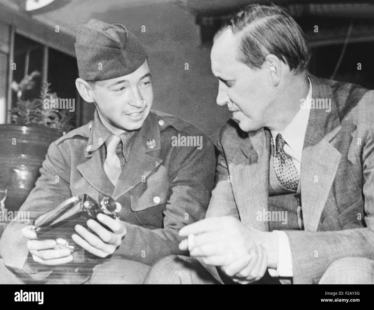 Harry Hopkins et le Cpl. Robert Hopkins à Casablanca, Maroc français, le 30 janvier 1943. Robert a été une bataille avec les photographes l'opération Torch, le débarquement de la campagne d'Afrique du Nord. Il photographiait la Conférence de Casablanca pour le Corps des transmissions de l'armée. CSU (2015  9 884) Banque D'Images