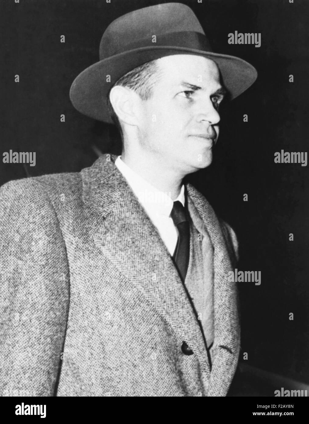 Alger Hiss en face de la Cour fédérale à New York, le 17 novembre 1949. L'ex-employé du département d'État a été déclaré coupable de Banque D'Images Alger Hiss en face de la Cour fédérale à New York, le 17 novembre 1949. L'ex-employé du département d'État a été déclaré coupable de Banque D'Images