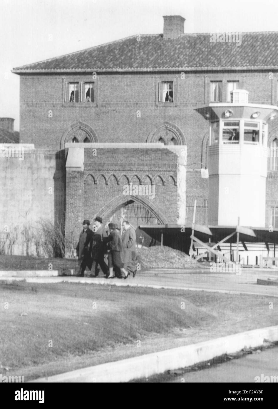 Alger Hiss escorté de prison fédérale par son avocat, épouse, fils et frère. Le 27 novembre 1954. Le sifflement a servi trois ans à Lewisburg Petitionary pour parjure frais liés à l'espionnage pour l'Union soviétique. Sa condamnation a inspiré d'autres chasse aux communistes au sein du gouvernement des États-Unis, en particulier le Département d'État. CSU (2015  9 847) Banque D'Images Alger Hiss escorté de prison fédérale par son avocat, épouse, fils et frère. Le 27 novembre 1954. Le sifflement a servi trois ans à Lewisburg Petitionary pour parjure frais liés à l'espionnage pour l'Union soviétique. Sa condamnation a inspiré d'autres chasse aux communistes au sein du gouvernement des États-Unis, en particulier le Département d'État. CSU (2015  9 847) Banque D'Images