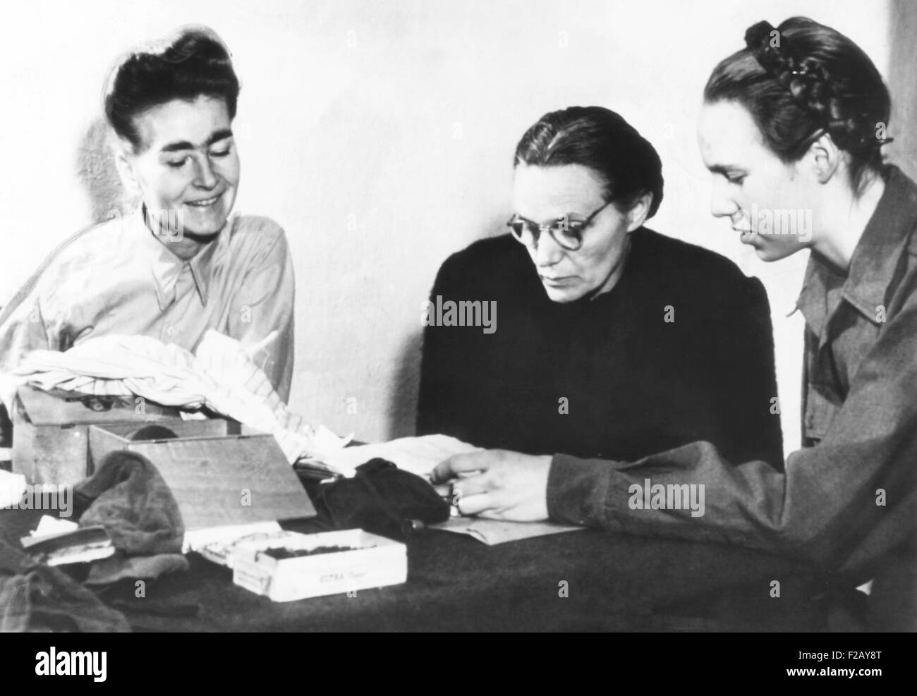 Heinrich Himmler's femme et sa fille, qui a eu lieu en tant que témoins dans le procès de Nuremberg. 31/12/1945. L-R : Louise Guyon-Witzschel, Sec. d'Odilo Globocnik, SS leader en Italie ; Frau Margaret Himmler, Fraulein Gurdon Himmler. CSU (2015  9 846) Banque D'Images