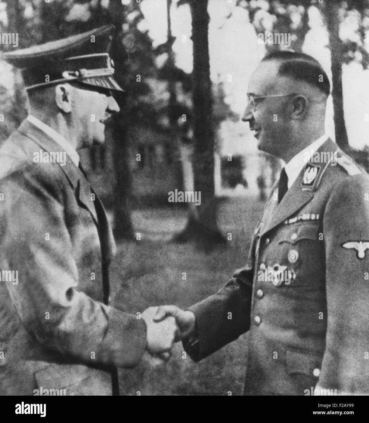 Heinrich Himmler, serrant la main d'Adolf Hitler. Ca. 1940. Himmler était chef de l'élite des troupes nazies, Schutzstaffel ou SS. CSU (2015  9 838) Banque D'Images