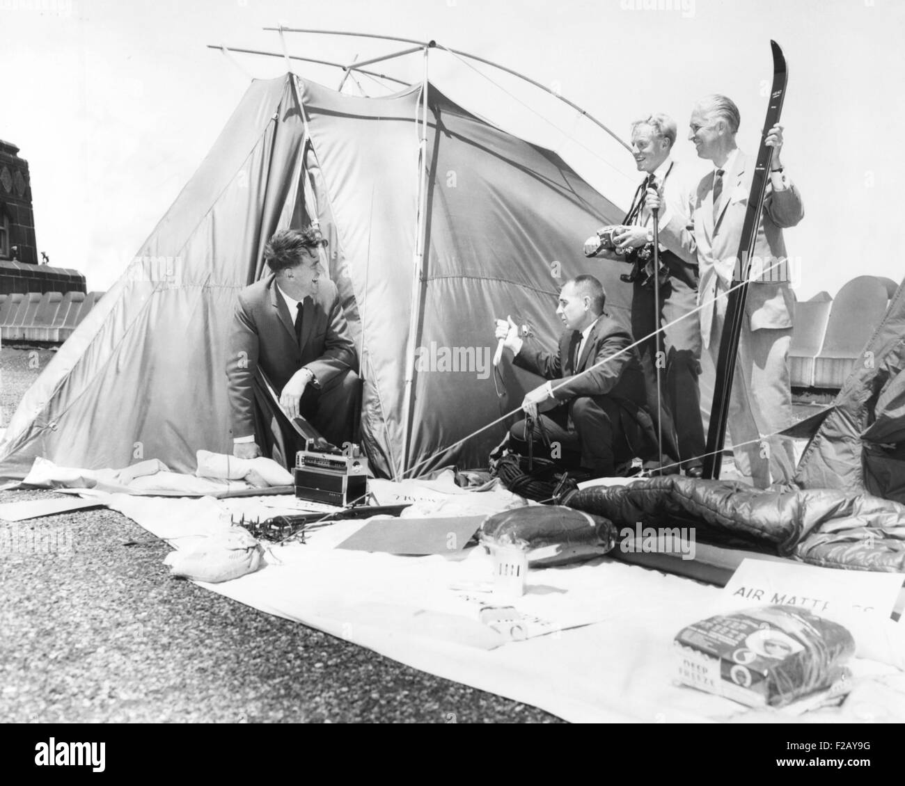 Sir Edmund Hillary se préparer pour l'Abominable Homme expédition. Le 20 décembre 1960. Il inspecte un modèle camp de base avec les explorateurs, de L-R : Edmund Hillary, leader de l'expédition ; Barry Bishop, géographe ; Marlin Perkins, zoologiste, et Michael Gill, physiologiste. CSU (2015  9 833) Banque D'Images