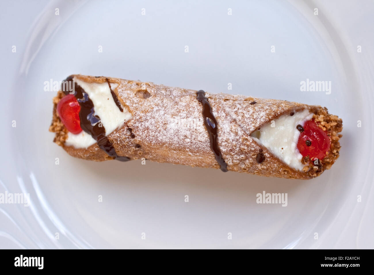 Cannoli siciliani - pâtisserie Sicilienne sur un plat Banque D'Images