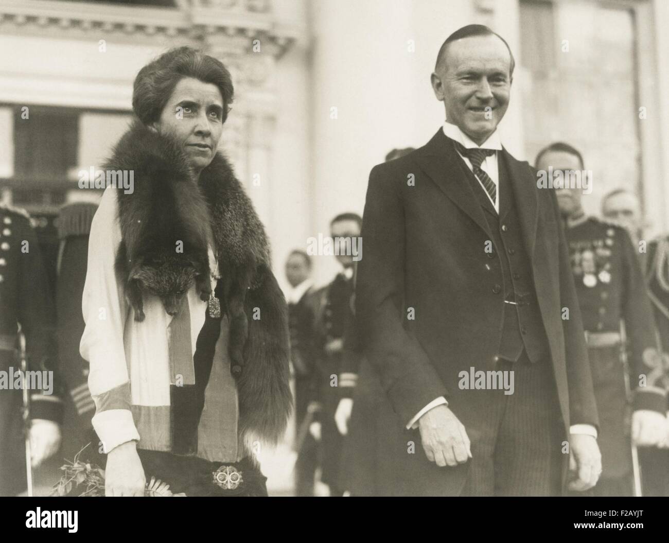Le président Calvin Coolidge et la Première Dame grace à la Maison Blanche 1928 Réception du Nouvel An. Tout le monde à partir du citoyen commun au plus haut rang a été accueilli et la ligne serpentait au-delà les portes de la Maison Blanche. CSU (2015  9 787) Banque D'Images