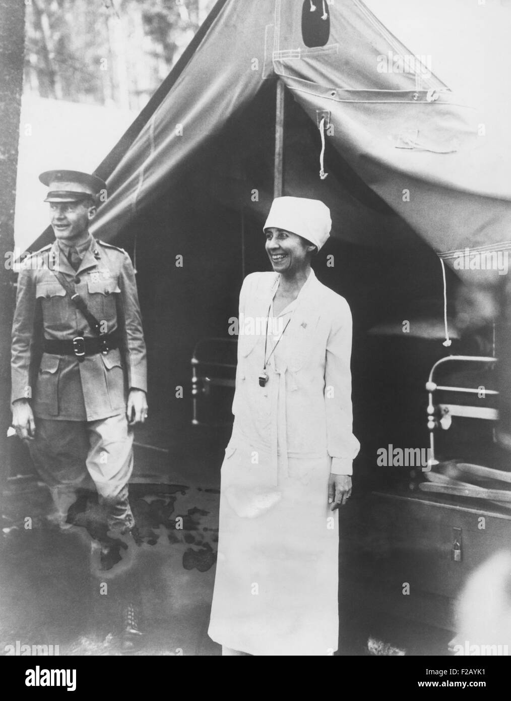 La Première Dame Grace Coolidge visiter le camp marin qui protège les voyages Le président Calvin Coolidge. Avec elle dans l'État de New York, est le président de l'aide du capitaine Wilson, Brown. Brown a personnellement signifié à Hoover, Franklin Roosevelt et Truman. Après avoir pris sa retraite avec le grade de vice-amiral, il a écrit un livre, "quatre présidents comme je l'ai vu." (CSU 2015 9 783) Banque D'Images