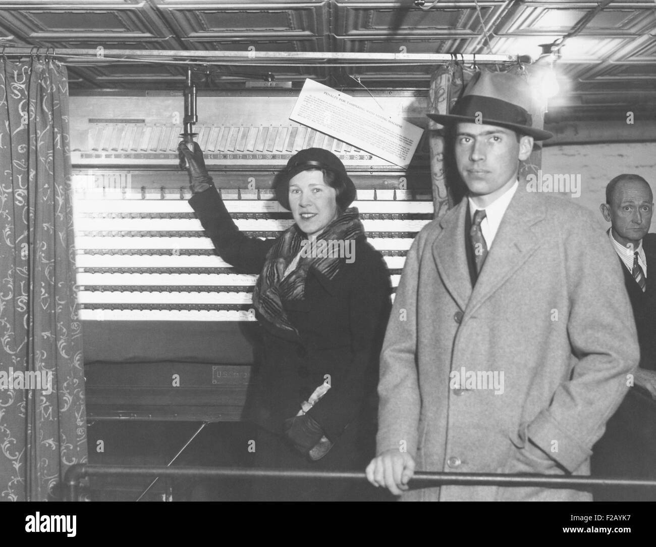 John Coolidge et son épouse Florence Trumbull Coolidge voté à New Haven, CT. 8 novembre, 1932. Le père de Florence, un républicain conservateur, a été exécuté pour gouverneur. New York a été l'un des 6 membres gagnés par Herbert Hoover, mais Antoine Jean a perdu son élection. CSU (2015  9 777) Banque D'Images
