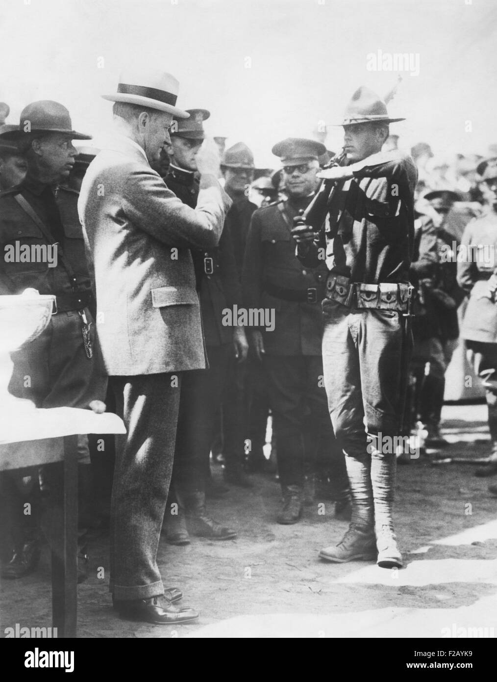 Le Cpl. John Coolidge salue son commandant en chef, le Président Calvin Coolidge. Le 29 août 1925, il était à l'entraînement militaire des citoyens Camp, Camp Devens, Ayer, Massachusetts. CSU (2015  9 774) Banque D'Images