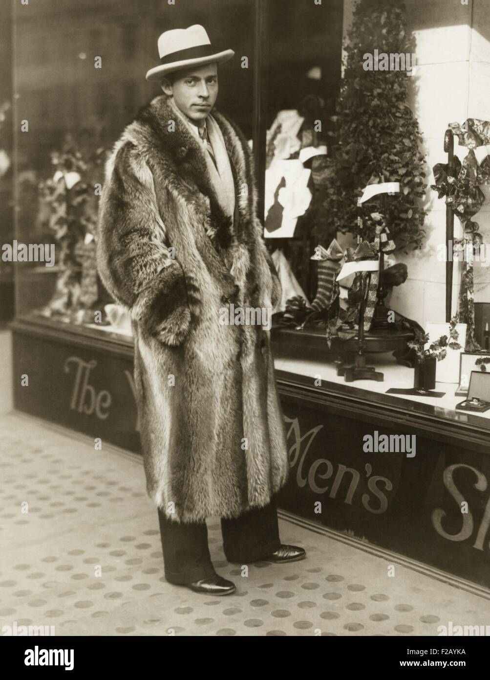 John Coolidge, fils de Président Coolidge, sur Washington, D.C.'S F Street. 22 déc., 1927. Le Amherst College hauts portant un manteau raton laveur sur toute la longueur, puis une mode parmi les hommes de l'ordre 'Jazz'. CSU (2015  9 775) Banque D'Images