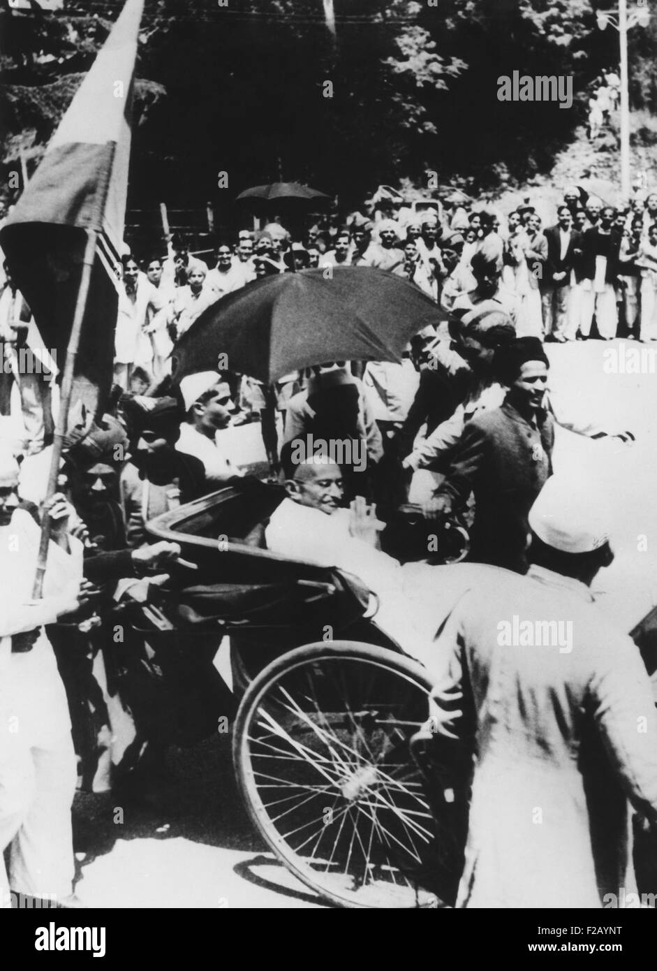Mahatma Gandhi assis dans un chariot d'appeler vice-roi Lord Wavell avant la conférence de Simla. Juillet 1945. Gandhi n'était pas un délégué à la conférence, mais le Congrès national indien était représenté par Maulana Azad. La Conférence a abouti à une impasse en raison de différences entre hindous et musulmans. CSU (2015  9 717) Banque D'Images