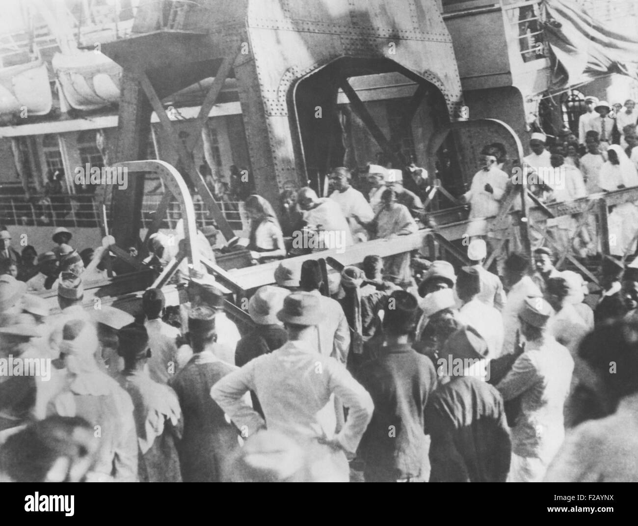 Mahatma Gandhi marche sur la passerelle d'arriver à Bombay, en Inde, s'est réuni en se réjouissant des milliers. Il revenait de la 2ème Conférence de la table ronde à Londres qui a discuté des réformes dans l'Inde. 31/12/1931. CSU (2015  9 716) Banque D'Images