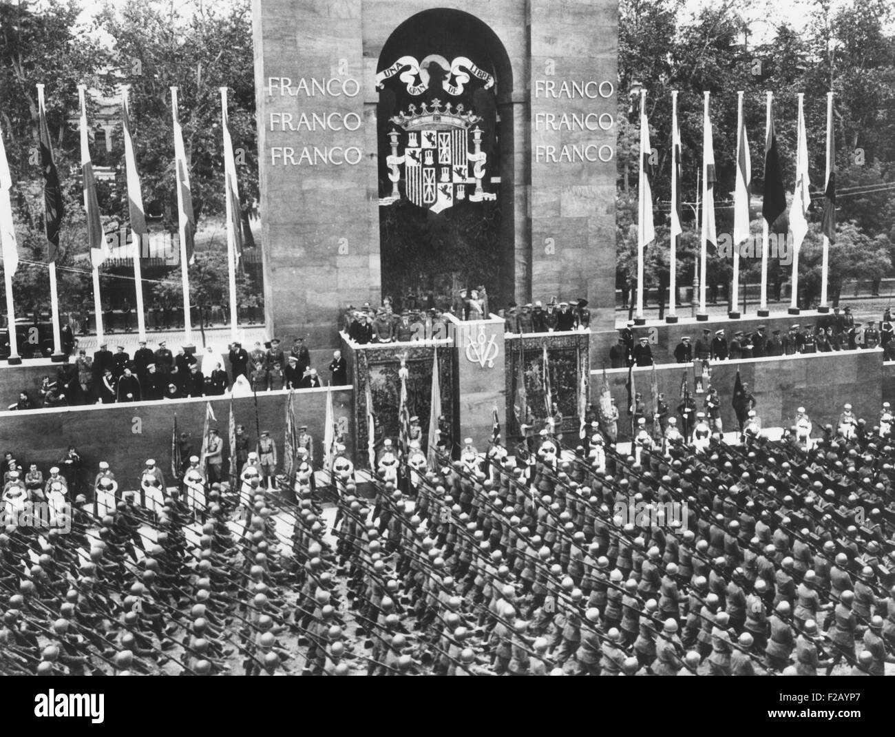 Francisco Franco salue les troupes italiennes défilant dans son énorme revue de la victoire à Madrid. 27 mai, 1939. Il a célébré la défaite des "républicains" dans la guerre civile espagnole sous un arc de triomphe décoré avec son nom et d'emblèmes. CSU (2015  9 708) Banque D'Images
