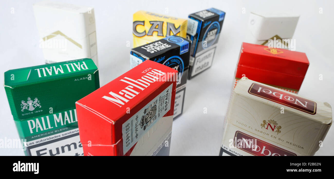 Un ensemble de différentes marques de cigarettes- un juego de cigarrillo diferentes de marcas Banque D'Images