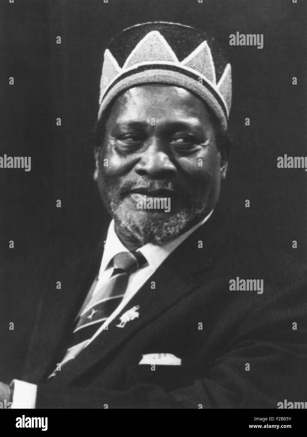 Jomo Kenyatta, Président du Kenya à partir de 1964 jusqu'à sa mort en 1978. Kenyatta porte une robe tribal Luo hat, à l'origine portés par les hommes de la tribu Luo, mais après l'indépendance, il a été adopté par d'autres Kenyans. Son fils, Uhuru Muigai Kenyatta est élu 4e président du Kenya en 2013. CSU (2015  9 687) Banque D'Images