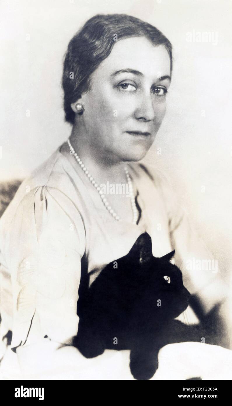 Sophie Kerr, célèbre écrivain avec son animal alley cat 'Thomas Hardy'. Ca. 1936. Ses romans et nouvelles a traité avec la classe et les questions de genre sur le lieu de travail dans la première moitié du xxe siècle. CSU (2015  9 680) Banque D'Images