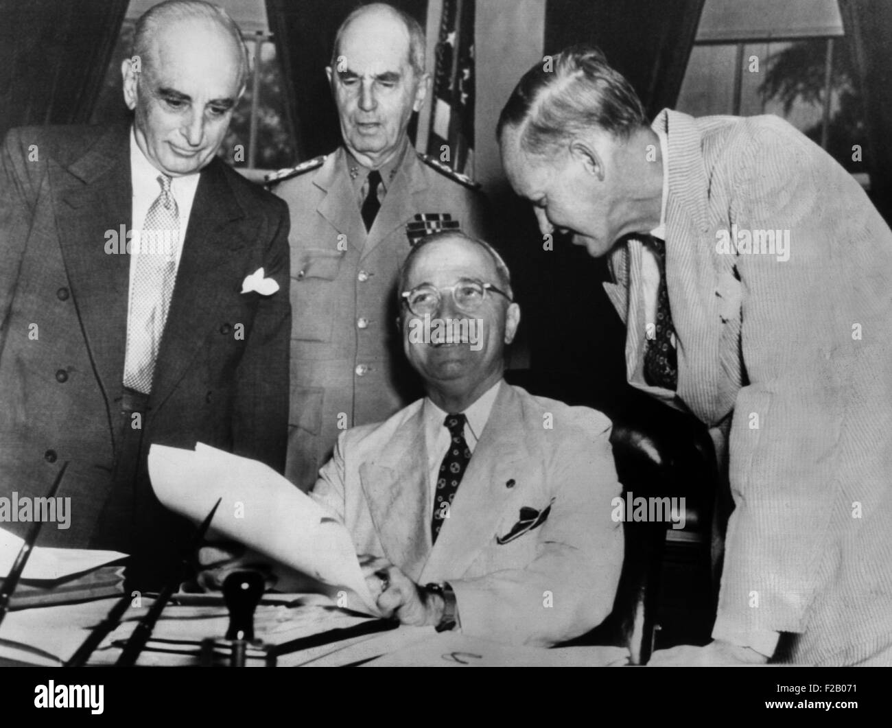 Le président Harry Truman avec les conseillers le 13 juin 1945. À droite, Harry Hopkins, qui vient de passer 3 semaines de voyage à Moscou. Banque D'Images