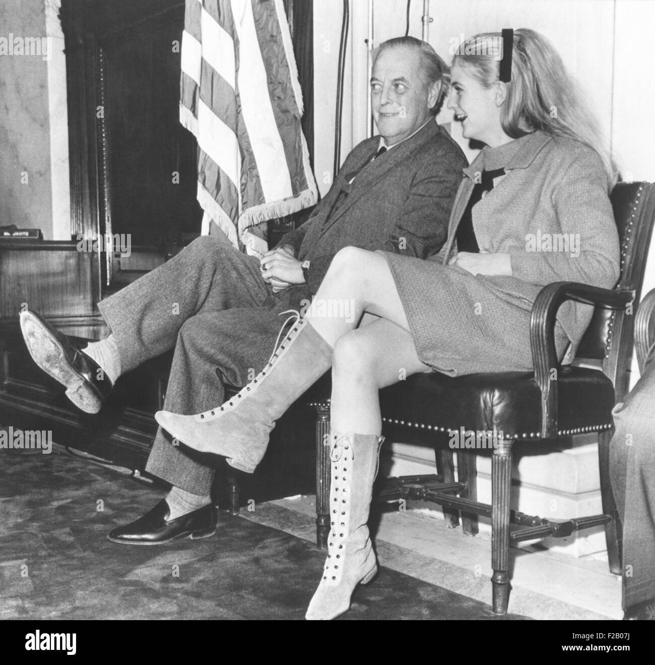 Randolph Churchill avec sa fille Arabella à l'audience du Sénat américain, le 15 décembre 1966. Ils ont entendu des droits civiques afro-américain Martin Luther King critiquer le gaspillage de la guerre du Vietnam alors qu'il y avait la pauvreté à la maison. CSU (2015  9 1171) Banque D'Images