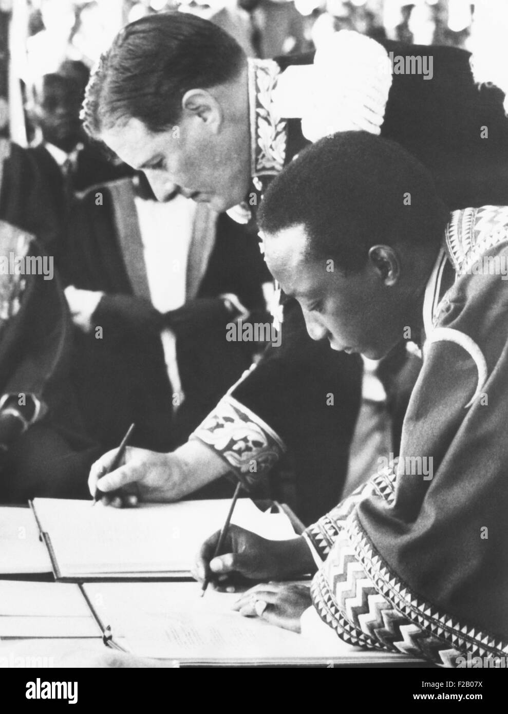 Un règlement négocié établi sur l'état de Buganda dans la nation d'Ouganda. Le 23 octobre 1955. L'Ouganda est gouverneur britannique, Sir Andrew Cohen, Mutesa II reconnu Kabaka comme monarque constitutionnel de Buganda, un royaume traditionnel au sein de la nation africaine de l'Ouganda. CSU (2015  9 1165) Banque D'Images