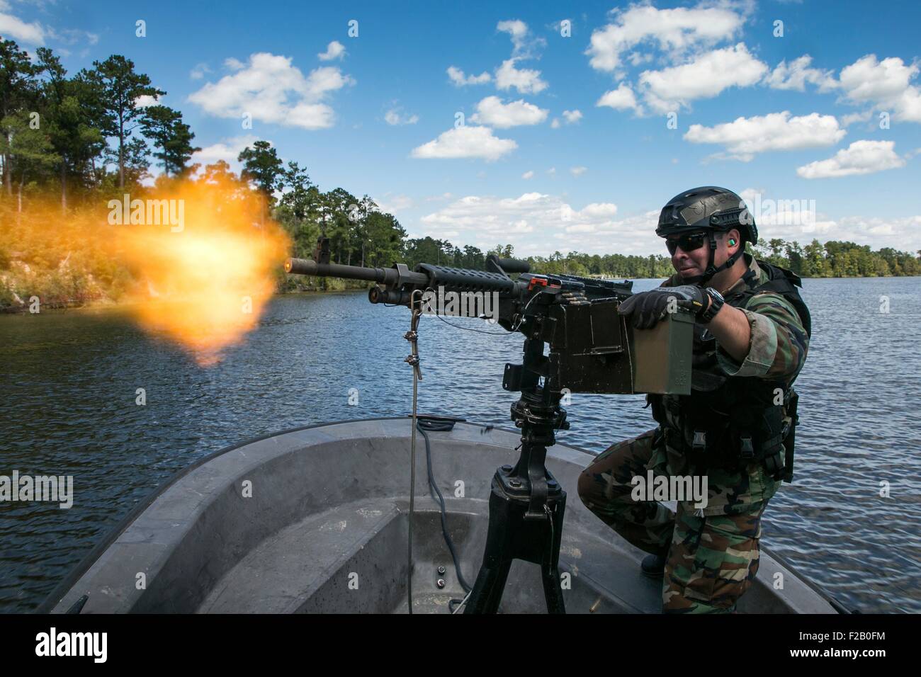 Les forces d'opérations spéciales International former dans le cadre du cours d'instructeur d'origine hydrique au cours d'instruction pour la Marine et l'École de formation technique le long de la rivière des Perles, le 14 septembre 2015 à la John C. Stennis Space Center, Mississippi. L'U.S. Special Operations Centre international de formation CommandÍs fournit aux partenaires. Banque D'Images