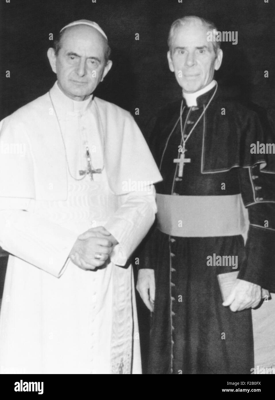 Fulton J. Sheen à la suite d'une audience privée du Pape Paul VI au Vatican, le 17 mars 1971. Sheen était un prêtre de la radio et de la télévision de 1930 à milieu des années 60 jusqu'à ce qu'un différend avec le Cardinal Spellman sur l'argent. Par la suite, son travail à la télévision était découragé, son leadership à la Société pour la Propagation de la foi a été résilié, et il a été réaffecté à Rochester, New York. CSU (2015  9 1149) Banque D'Images