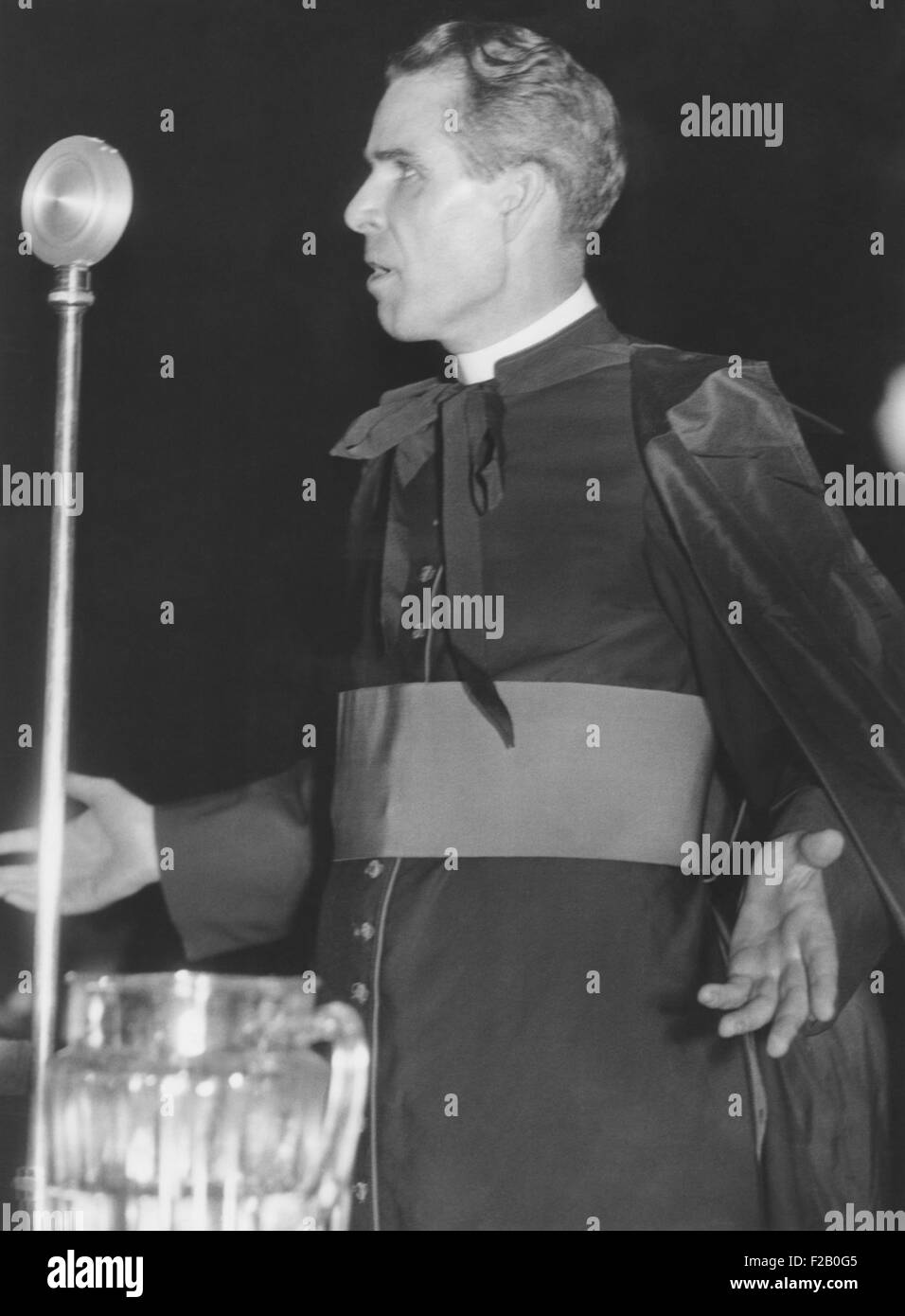 Mgr Fulton J. Sheen, théologien de l'Université Catholique de Washington, D.C. Mgr Sheen a accueilli le programme radio de nuit, Banque D'Images