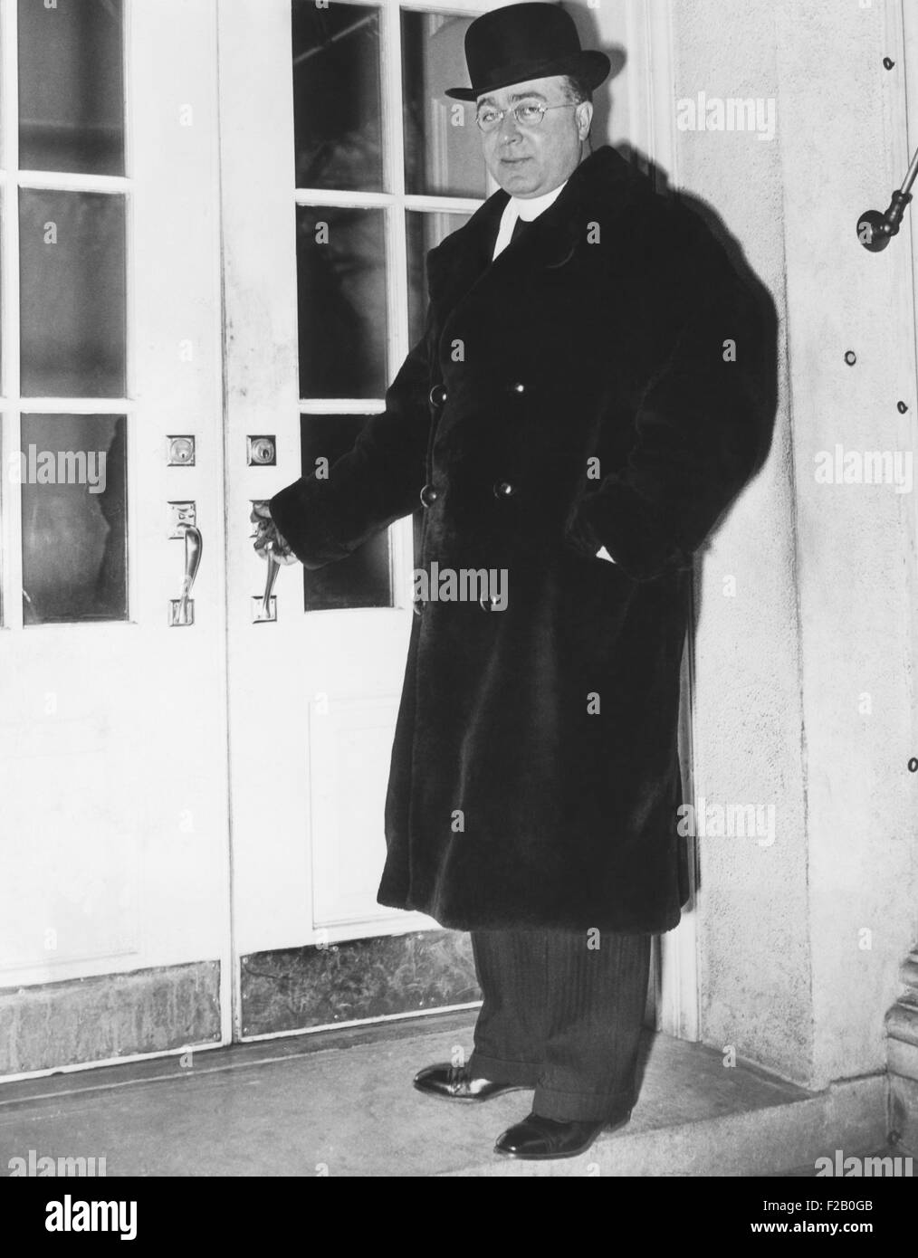 Le Père Charles Coughlin, prêtre de radio à la Maison Blanche, après une rencontre avec FDR, le 8 janvier 1936. Par ce temps, Coughlin s'oriente vers une politique monétaire populiste, abolition de la Réserve fédérale et de réquisition de richesses en temps de guerre. En 1938, il a défendu la violence nazie, a soutenu que la Kristallnacht était justifiée en tant que représailles pour les Juifs la persécution des chrétiens. Comme il se dirigeait vers la frange radicale, il a perdu sa base de masse. CSU (2015  9 1136) Banque D'Images