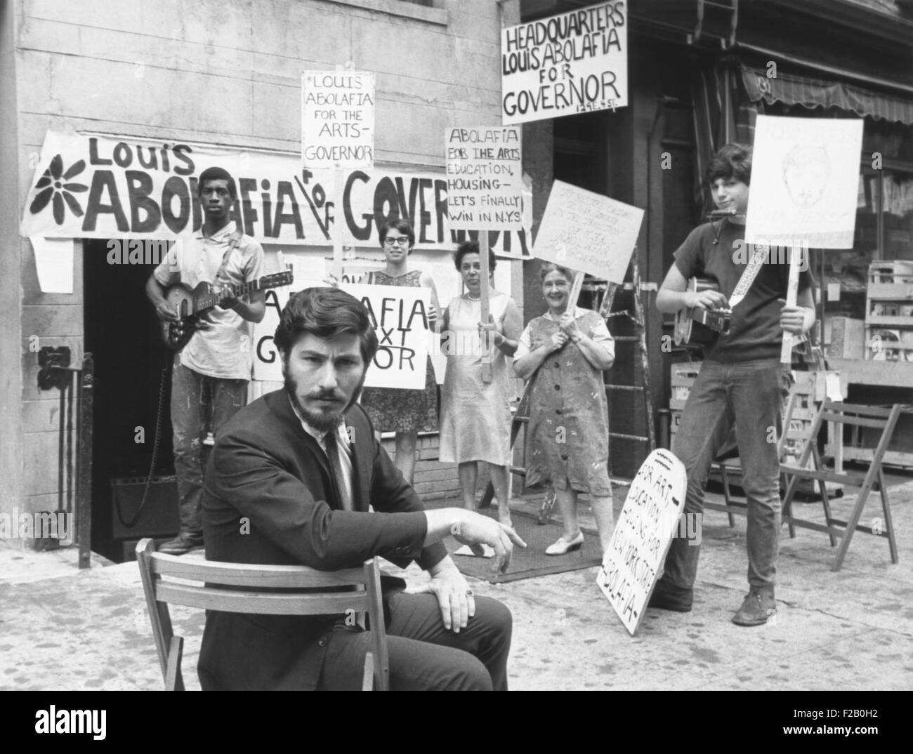 Louis Abolafia, un artiste a cherché une renaissance des arts par l'exécution pour le gouverneur de New York. 16 août, 1966. Derrière lui sont ses partisans et leurs affiches électorales. CSU (2015  9 1118) Banque D'Images
