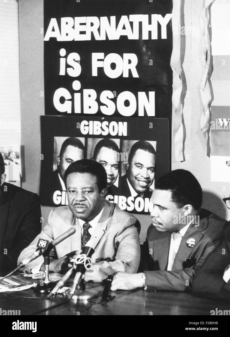 Rev. Ralph Abernathy (à gauche) et approuvé Kenneth Gibson pour Maire de Newark, au New Jersey. 13 juin, 1970. Gibson a défait le maire sortant Hugh Addonizio dans la primaire démocrate. Gibson a été élu maire et a 4 mandats consécutifs. CSU (2015  9 1112) Banque D'Images