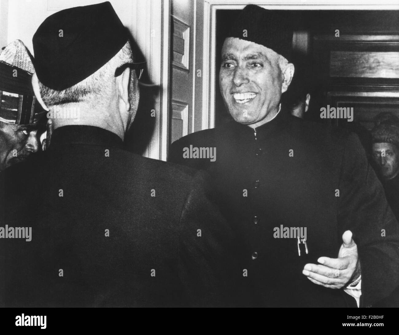 L'ancien Premier Ministre du Cachemire Sheikh Mohammed Abdullah après sa libération de 14 ans de détention. Il est accueilli par le président de l'Inde Zachir Hussain à New Delhi, le 2 janvier 1968. Abdullah's longue détention était pour l'affaire de complot 'Cachemire' lorsque Abdullah et 22 autres personnes ont été accusés épousant l'indépendance du Cachemire. CSU (2015  9 1106) Banque D'Images