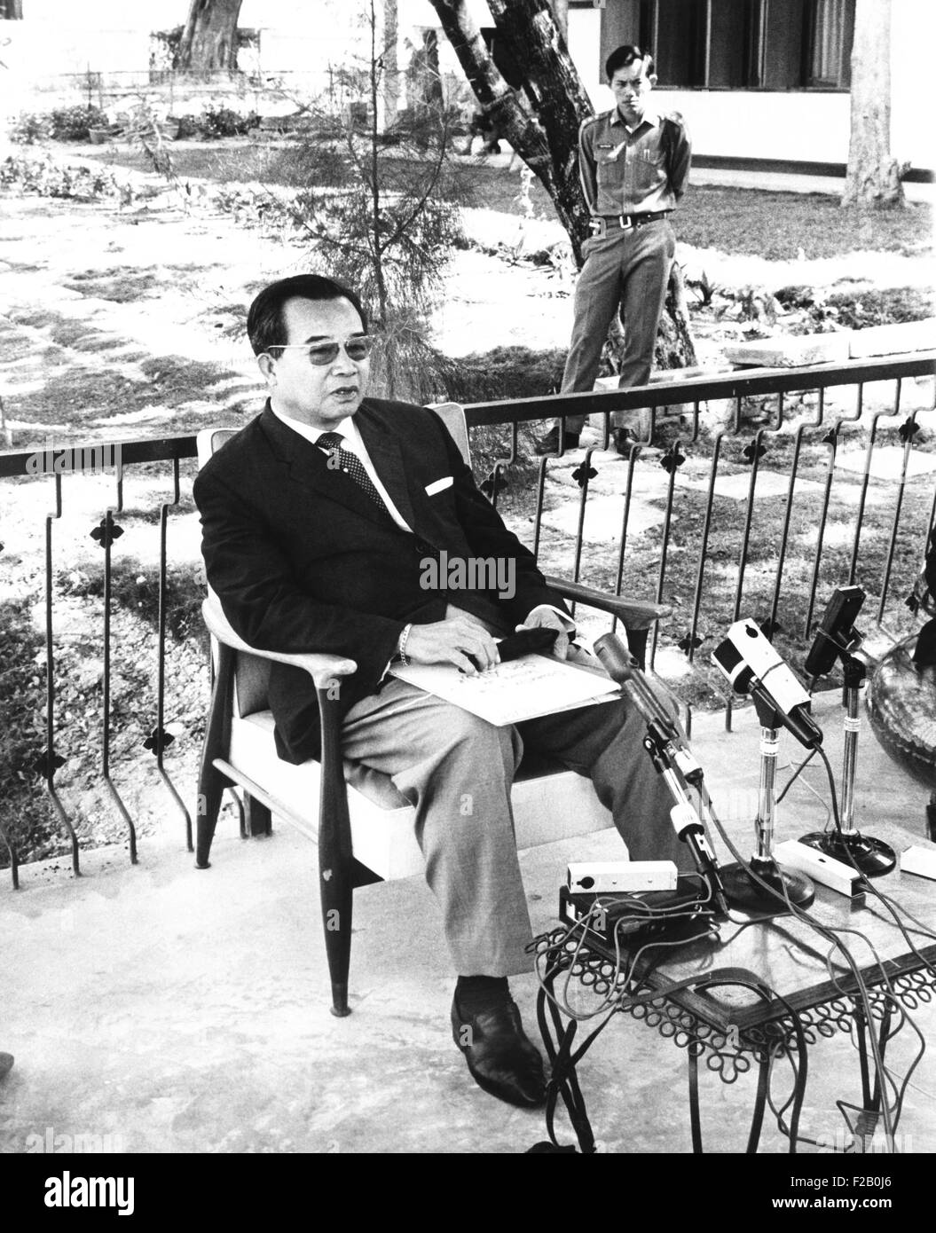 Le Prince Souvanna Phouma, premier ministre du Laos, après une rencontre avec les commandants militaires d'AJO. Le 3 mars 1970. Le Laos a été perturbée par la guerre du Vietnam sur sa frontière orientale et c'est propre insurrection communiste par le Pathet Lao. Événements en écho au Vietnam, en 1975, son gouvernement neutraliste serait repris par le Pathet Lao, dirigée par son demi-frère Souphanouvong. CSU (2015  9 1088) Banque D'Images