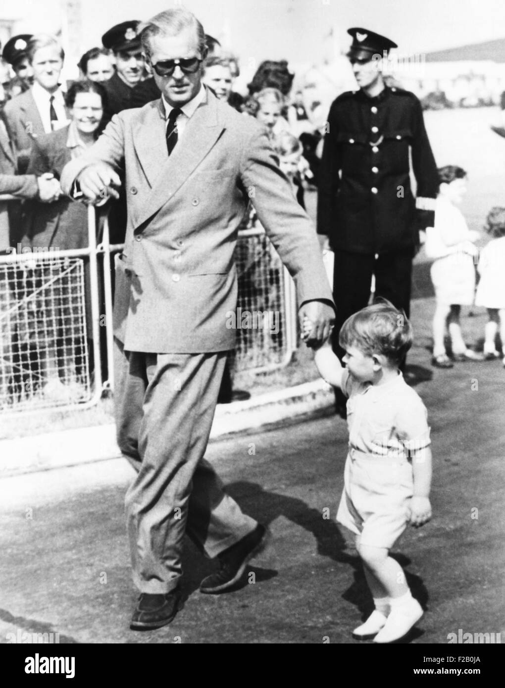 Le Prince Philippe et son fils le Prince Charles, à l'aéroport de Londres. 2 janvier, 1952. CSU (2015  9 1083) Banque D'Images