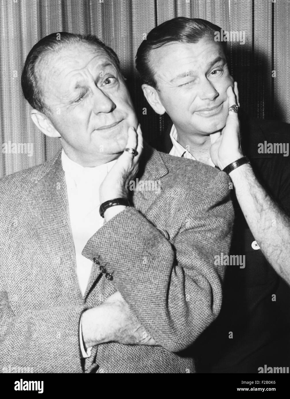 Jack Benny et Jack Parr posent avec des expressions du visage, le 2 décembre 1959. Paar carrière prend un bond quand Benny recommandé Paar servent de son émission de télévision de l'été 1947 de remplacement. CSU (2015  9 1055) Banque D'Images