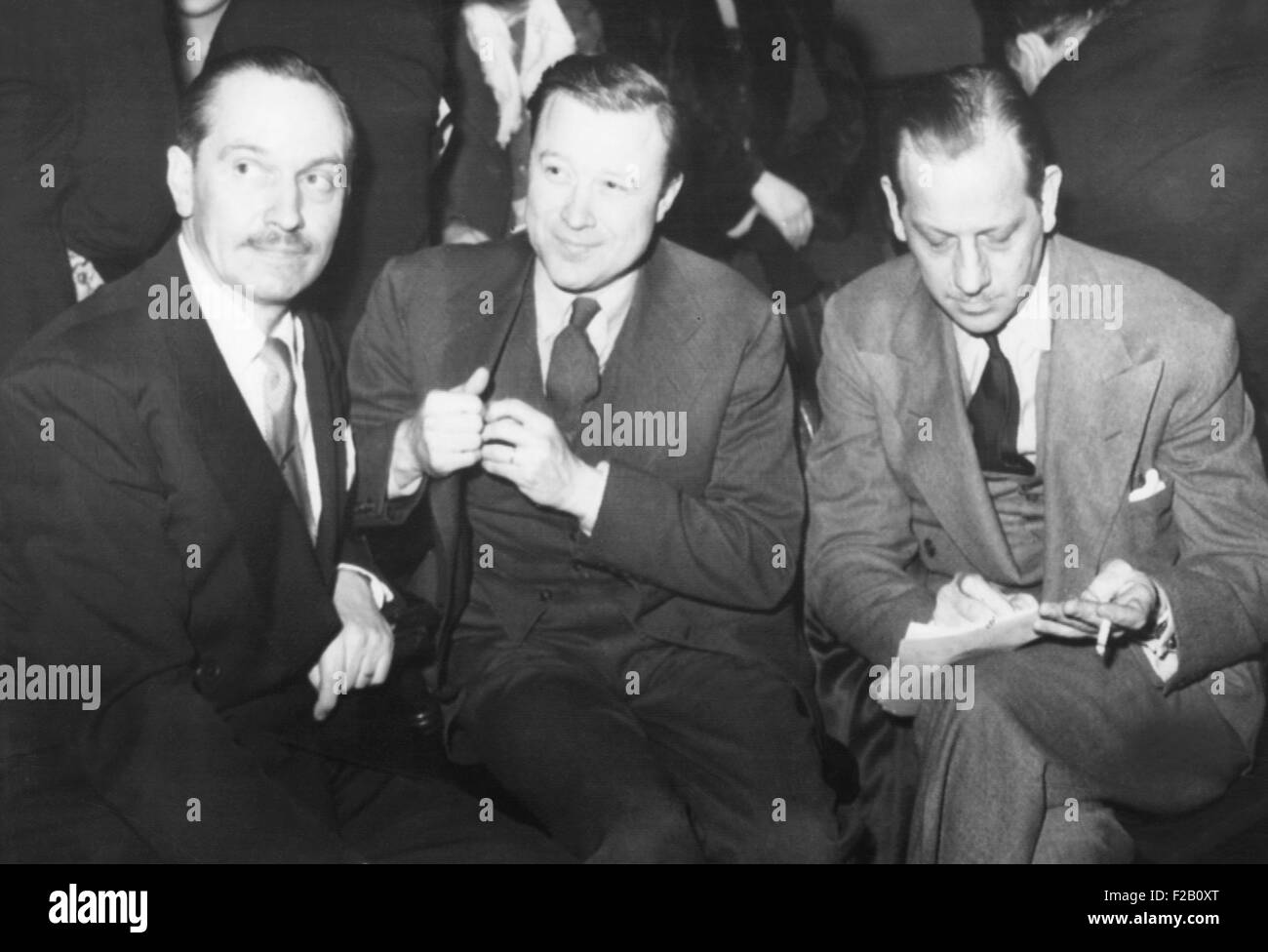 Frédéric Mars, Walter Reuther, et Melvyn Douglas au rassemblement des travailleurs de l'UAW GM frappante. Le 15 février 1946. La collecte de fonds des travailleurs unis de l'automobile de Detroit était au stade olympique. CSU (2015 9  1042) Banque D'Images