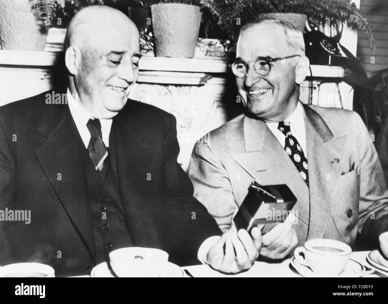 Le président Harry Truman tient la présidente de la Chambre, Sam Rayburn, un heureux 68e anniversaire. Le président Truman surpris à son anniversaire de déjeuner. Le 6 janvier 1950 (CSU 2015 9 1035) Banque D'Images