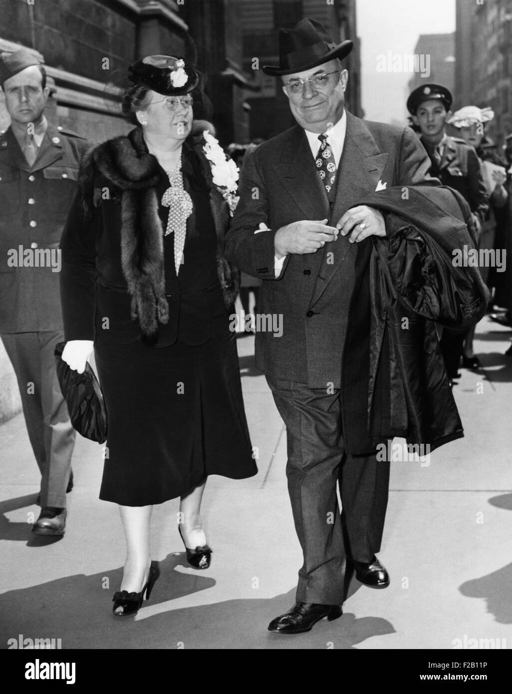 M. et Mme Henry Kaiser dans la 5th Avenue Easter Parade à l'extérieur de l'église Saint Thomas. New York City , Avril 25, 1943. Au cours de la Seconde Guerre mondiale, il a créé le Kaiser Shipyards, qui a construit 1 490 navires durant la Seconde Guerre mondiale. CSU (2015  8 655) Banque D'Images
