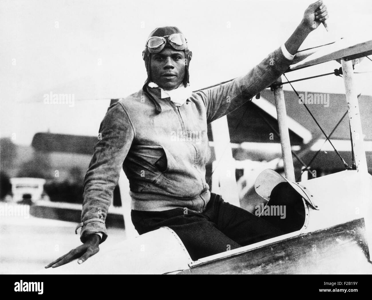 Hubert Julian à abréger l'aérodrome, dans l'Essex, en Angleterre. 30 août, 1934. Il a annoncé des plans pour entrer dans London-Melbourne air race en tant que représentant de l'Abyssinie, mais n'a pas. Le 'Black Eagle', est titulaire d'une commission du Colonel dans l'Armée abyssinienne. CSU (2015  8 635) Banque D'Images Hubert Julian à abréger l'aérodrome, dans l'Essex, en Angleterre. 30 août, 1934. Il a annoncé des plans pour entrer dans London-Melbourne air race en tant que représentant de l'Abyssinie, mais n'a pas. Le 'Black Eagle', est titulaire d'une commission du Colonel dans l'Armée abyssinienne. CSU (2015  8 635) Banque D'Images