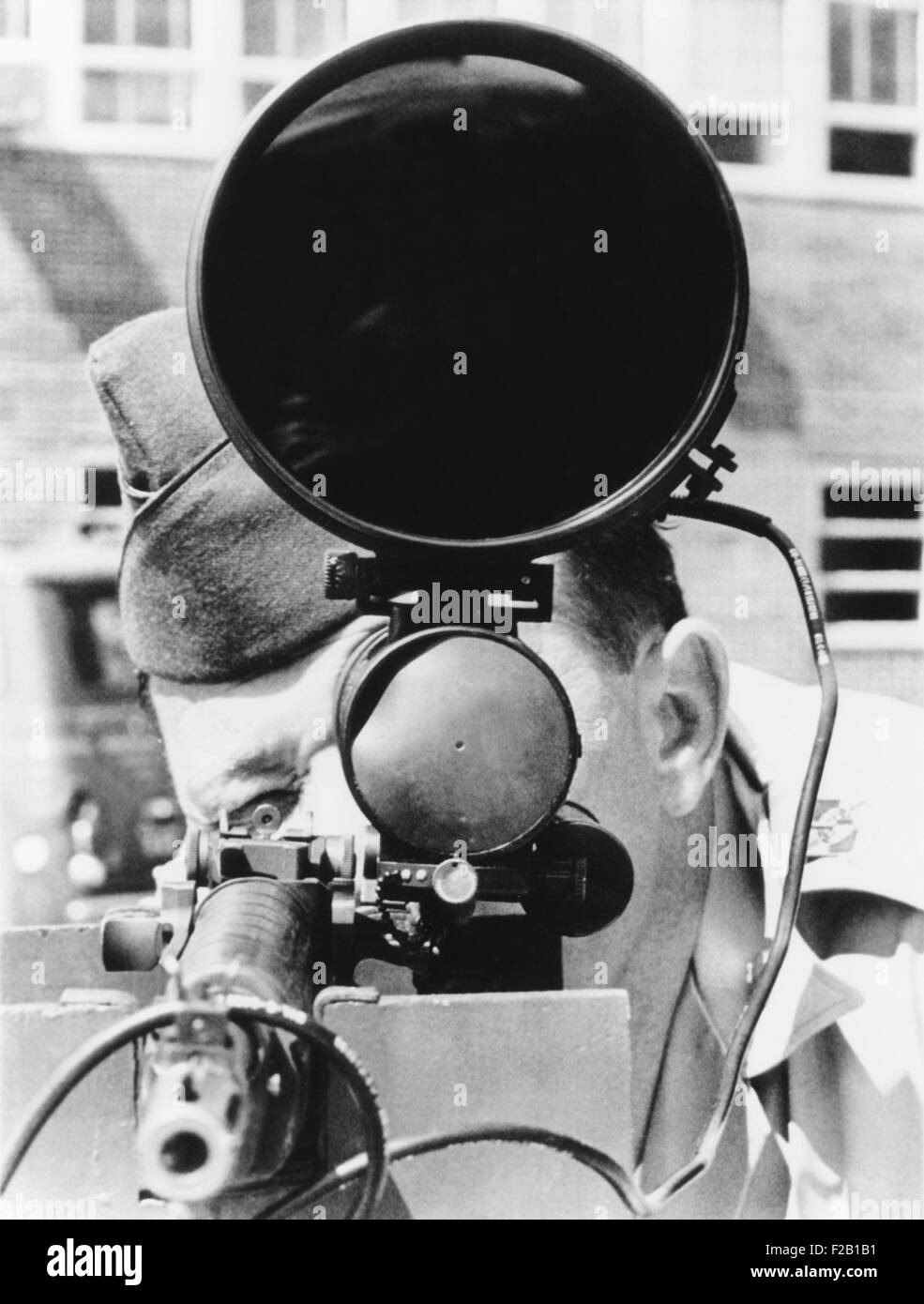 New Jersey Garde nationale démontre l'utilisation d'une carabine M1 avec port infrarouge portée site. Cela a été utilisé dans la formation des policiers antiémeutes fonctionnaires des Communautés du New Jersey dans l'agitation des années 1960. Le 5 septembre 1967. CSU (2015  7 438) Banque D'Images