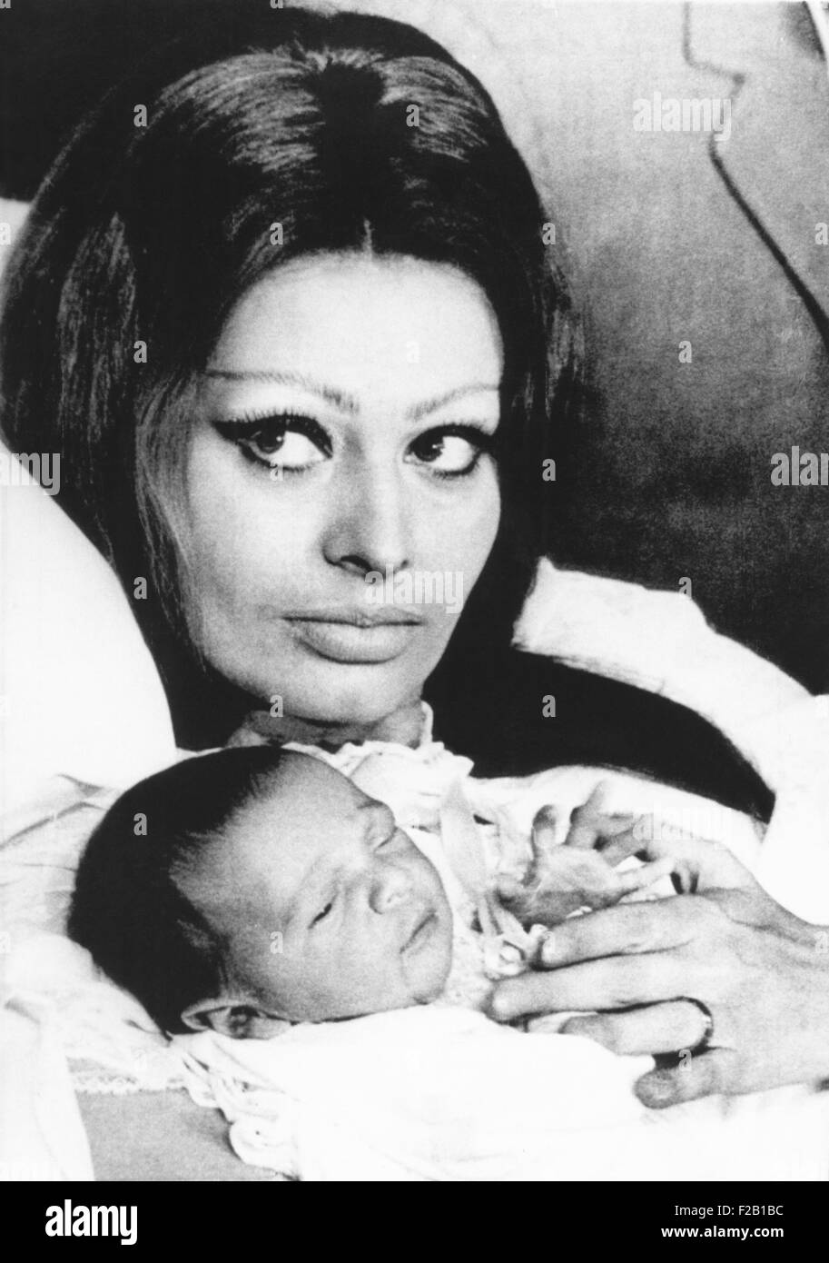 Sophia Loren avec son fils, Carlo Ponti Junior, à l'hôpital cantonal à Genève le 4 janvier 1969. CSU (2015  8 614) Banque D'Images