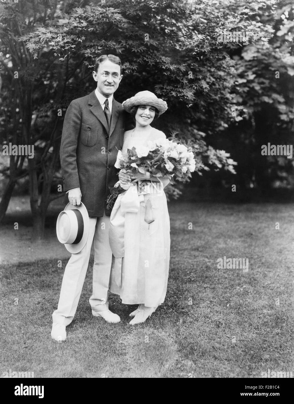 John Emerson et Anita Loos une minute après leur mariage à Bayside Long Island en 1919. Il était un acteur et dramaturge de 20 ans de plus que Loos. CSU (2015  8 609) Banque D'Images